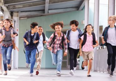 group-of-elementary-school-kids-running-in-a-PK5XKH8